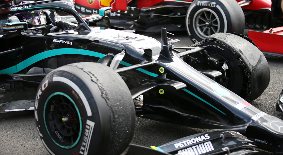 Nella foto, la gomma anteriore sinistra di Hamilton esplosa a Silverstone