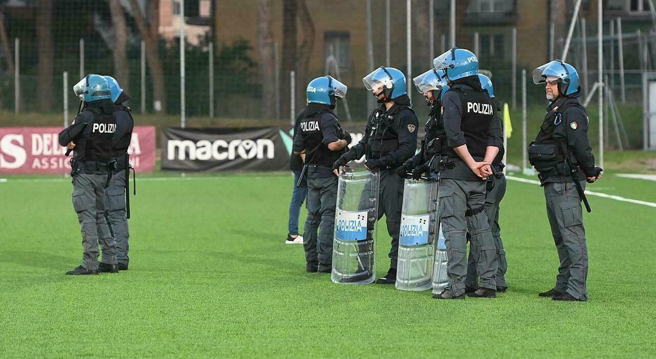 Vis Recanetese, ultrà pesarese sfotte gli ospiti e tenta la fuga: 19enne arrestato per resistenza allo stadio Benelli