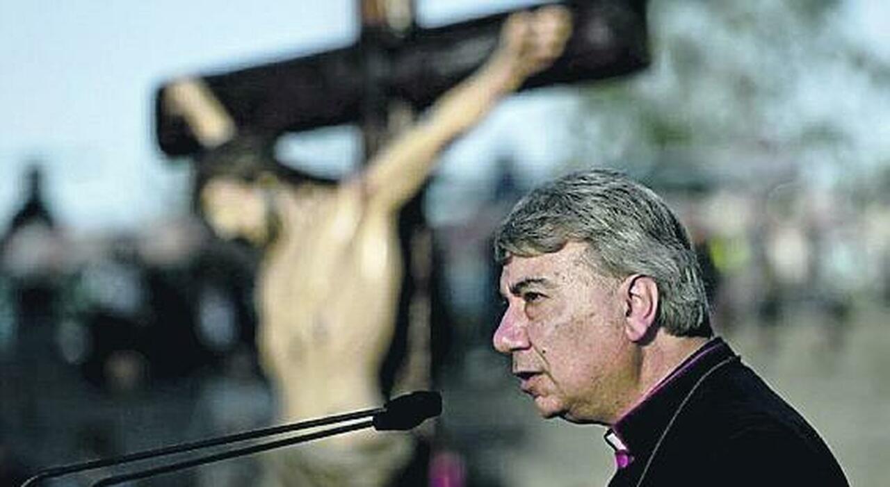 Pasqua a Napoli, la Via Crucis rivolta ai giovani: il vescovo don Mimmo Battaglia prega contro la violenza