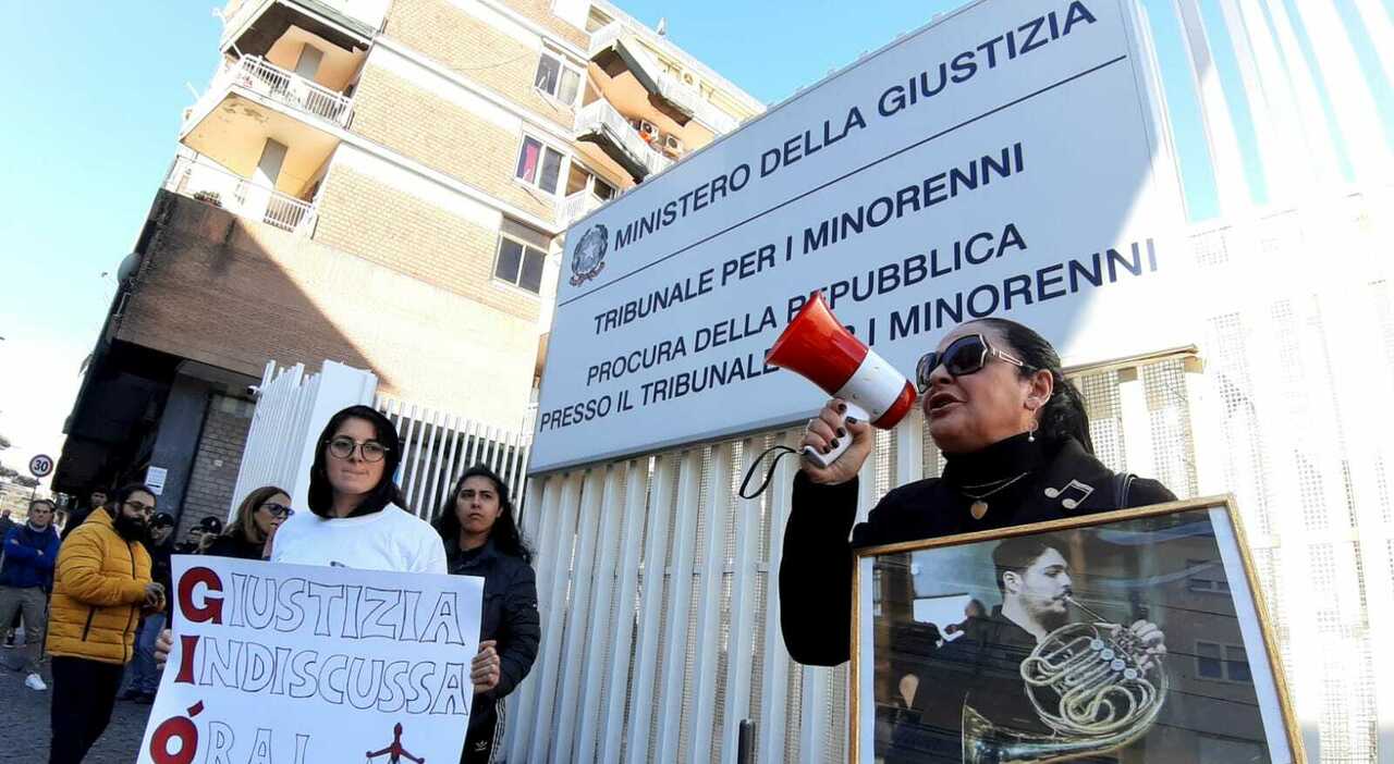 Giovanbattista Cutolo ucciso a Napoli, la protesta della mamma: «Giustizia o faremo la rivoluzione civile»