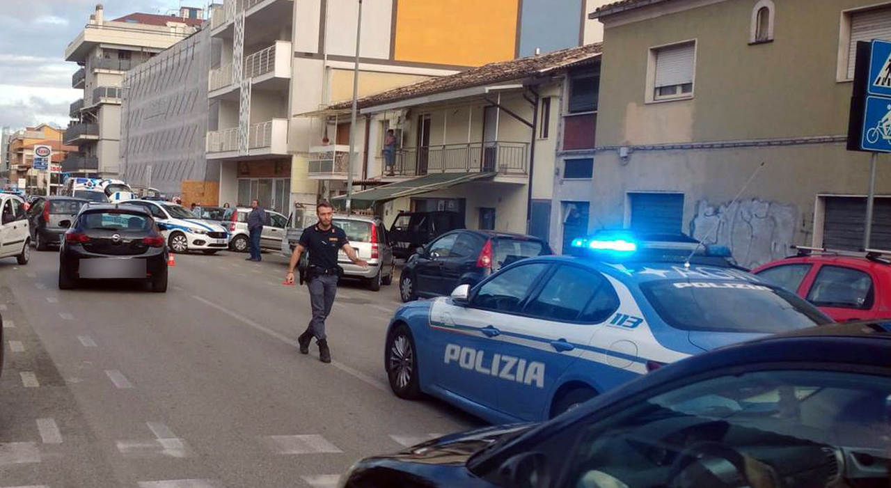 Roma, finti poliziotti rapinano 29enne di auto, portafogli e smartphone. Arrestati due romani.