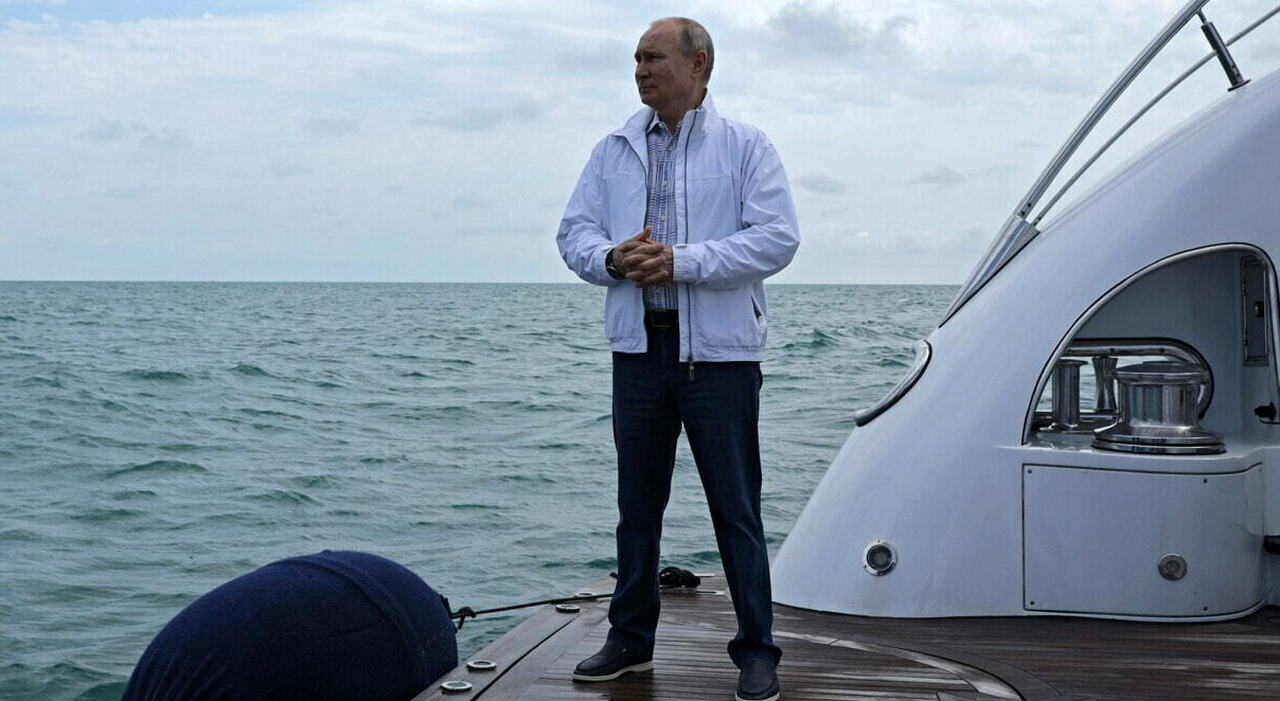 Putin sul suo Graceful, motoryacht tedesco costruito nel 2014 da Blohm&Voss