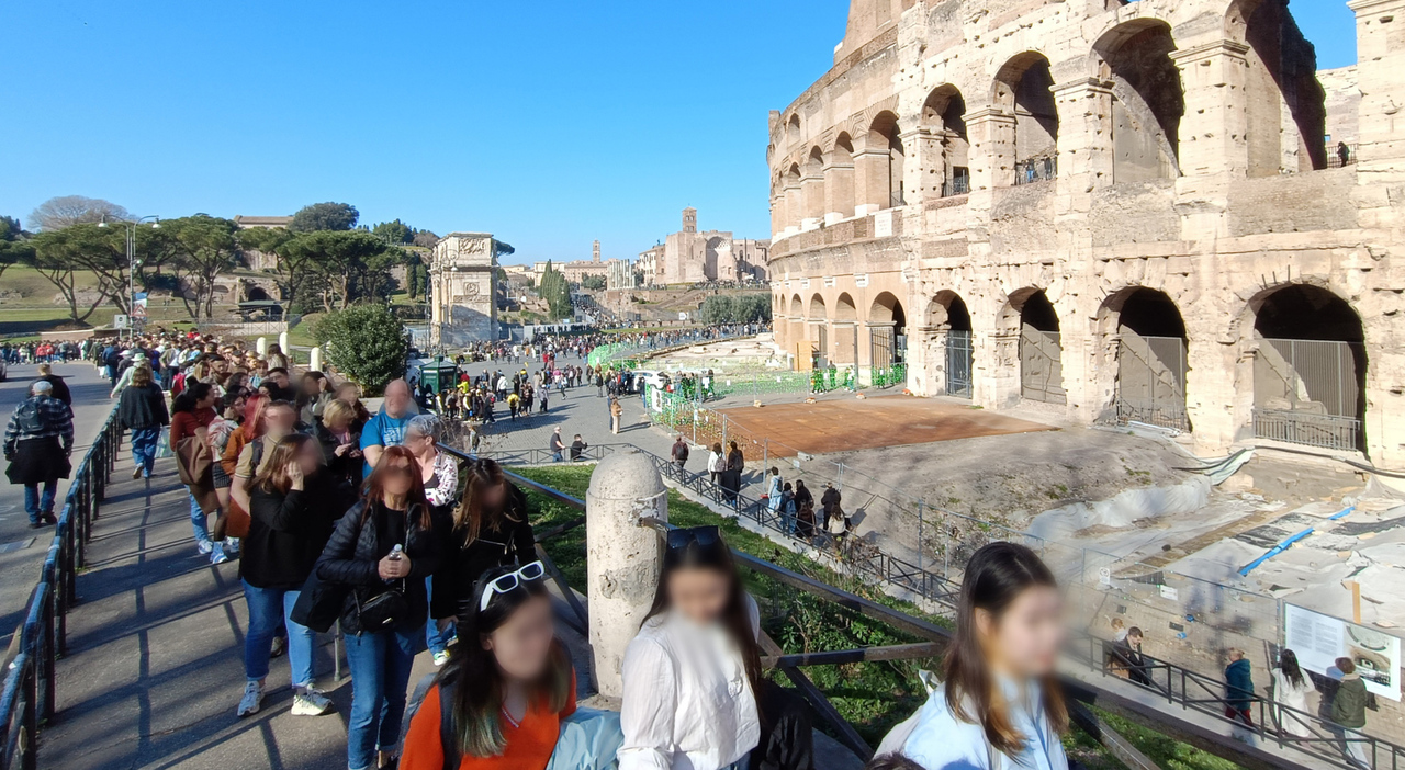 Colosseo gratis a Roma causa assalto turisti: lunghe code ma lavoratori furiosi per caos