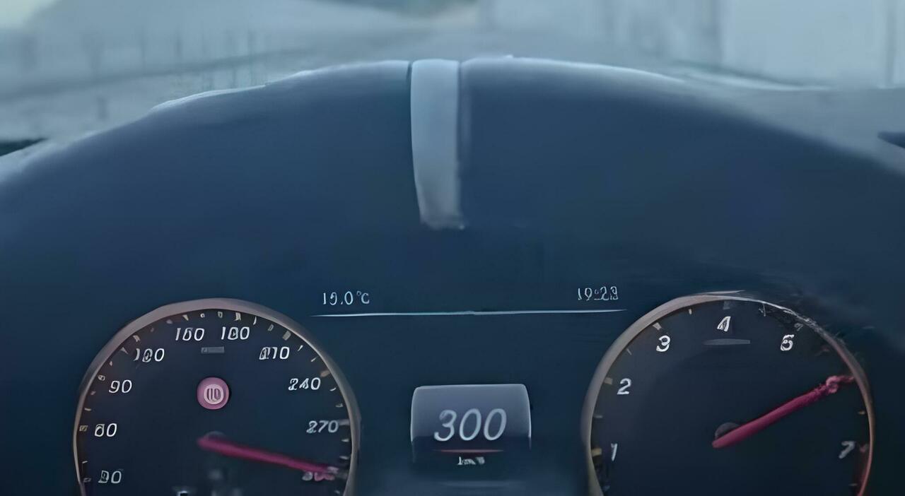 Un fotogramma del filmato postato su Instagram dal folle automobilista tedesco