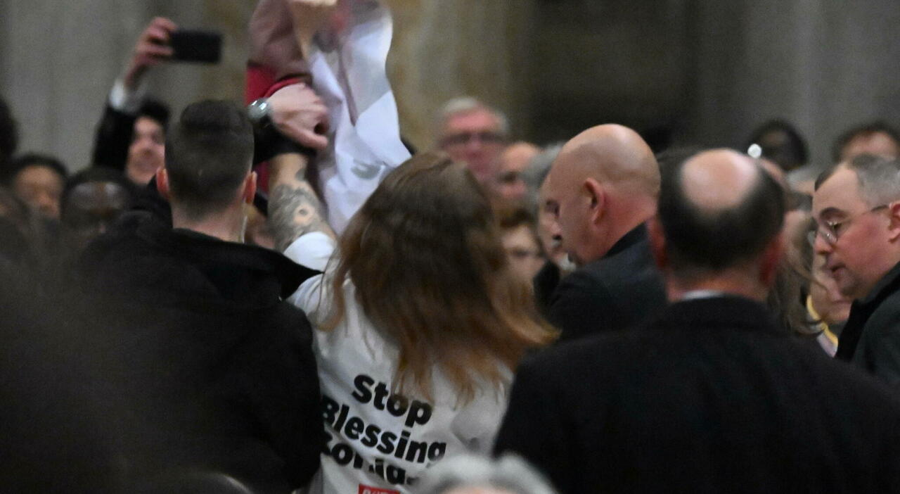 Manifestantes irrumpen en la misa papal para protestar contra las corridas de toros