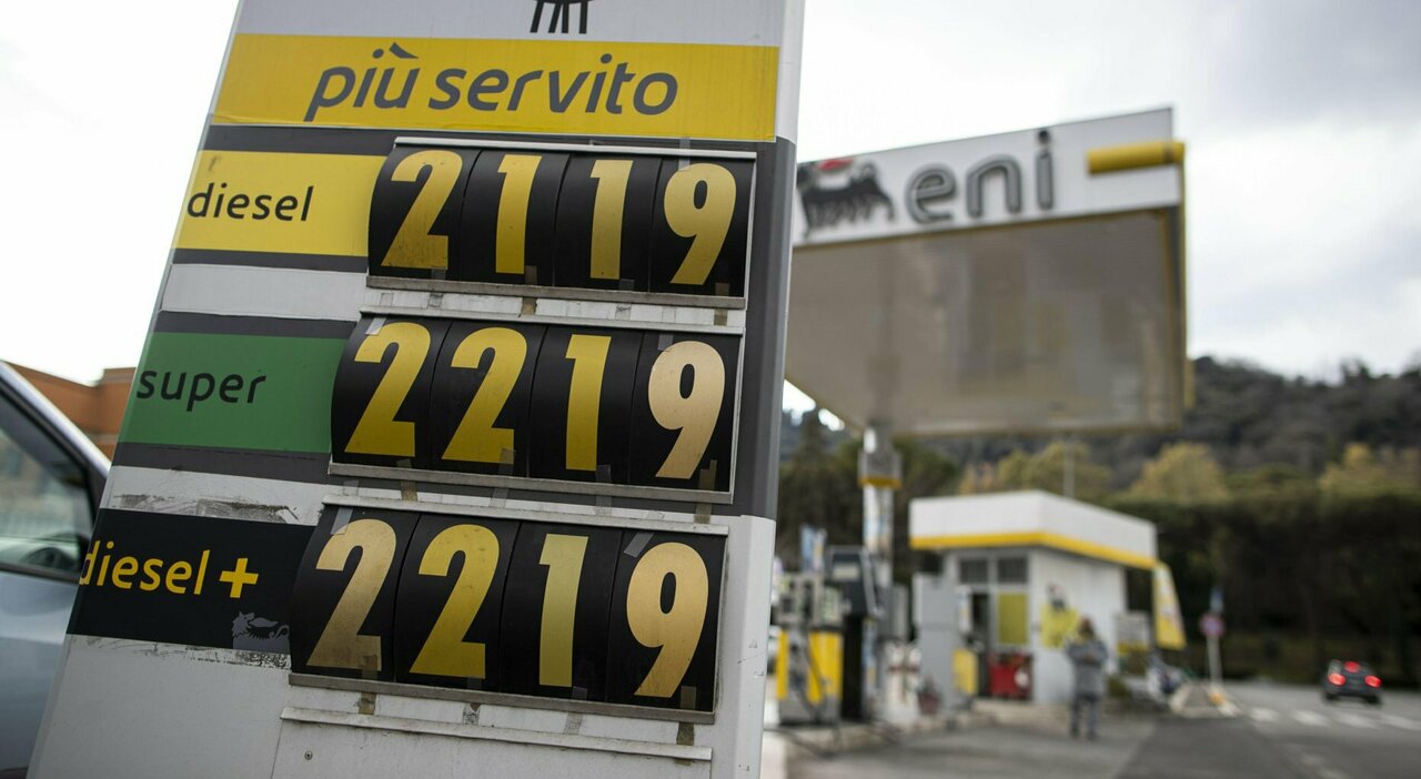 I prezzi folli dei carburanti