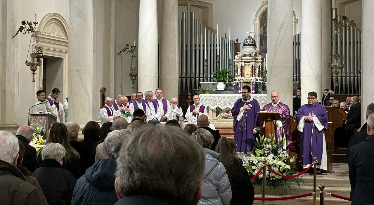 Silvano Vigato, trovato morto in casa e ferita la compagna. Il fratello don Maurizio al funerale: «Hai messo sulle nostre spalle una croce pesantissima»