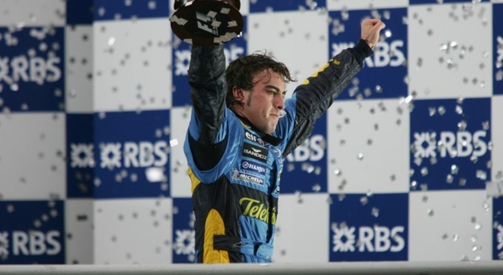 Fernando Alonso festeggia la vittoria del mondiale 2005 con la Renault