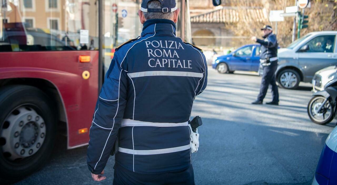 Malore in auto a Roma, un’auto parcheggiata viene colpita e l’uomo muore: aveva 56 anni