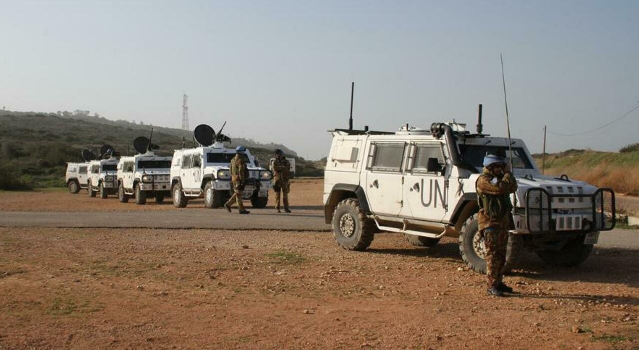 Libano, razzo contro la base Unifil: feriti quattro italiani. «Sono stati colpiti da schegge di vetro»