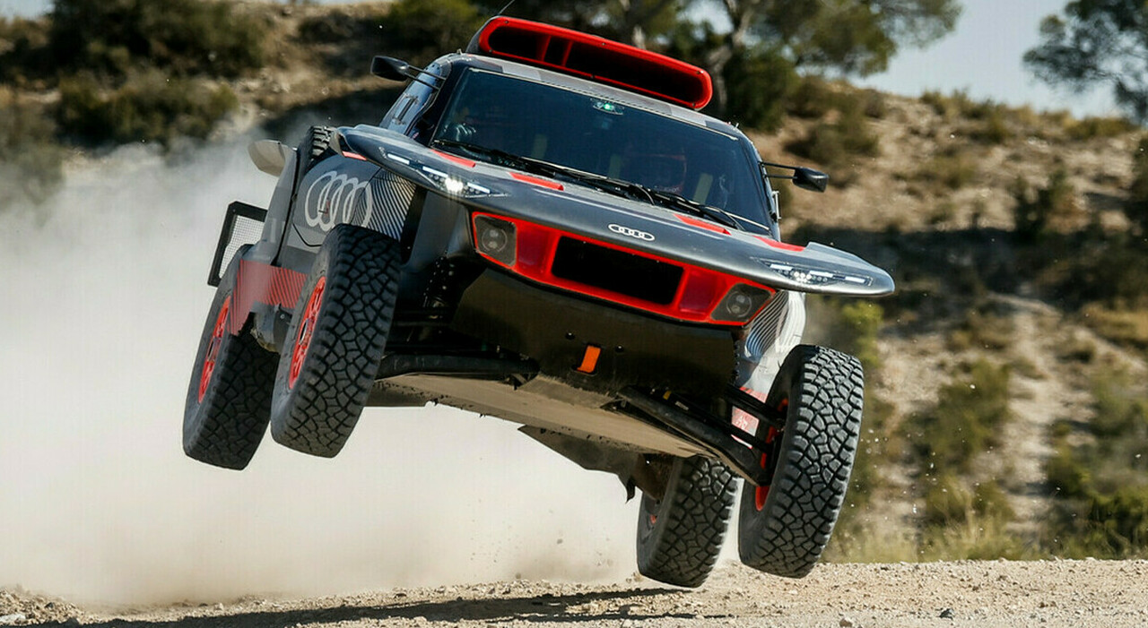 L'Audi RS Q E Tron E2 parteciperà al Rally Dakar 2023. I tecnici della casa di Ingolstadt sono partiti dalla macchina dello scorso anno migliorando i dettagli e lavorando su peso, efficienza e aerodinamica
