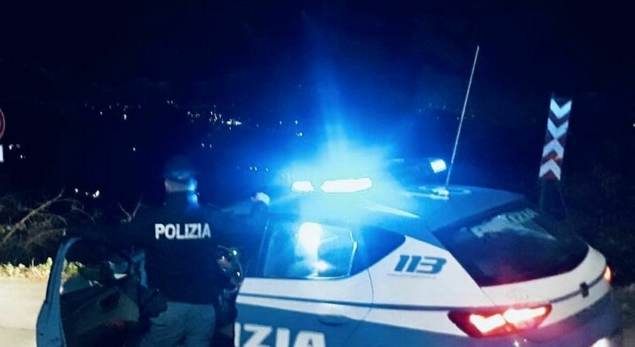 Senigallia, ubriaca centra una macchina e fa il gesto del tagliagola ai poliziotti