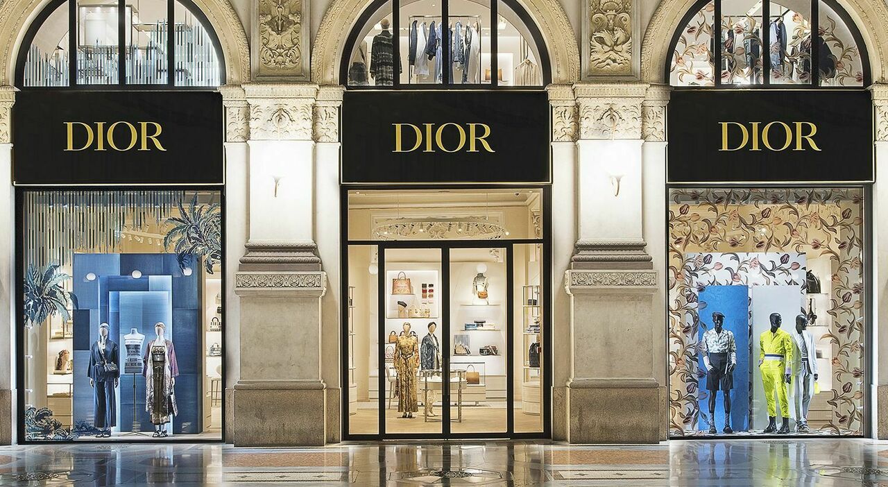 Dior, «borse da 56 euro rivendute a 2.600 e operai cinesi sfruttati»: inchiesta su società del ramo italiano