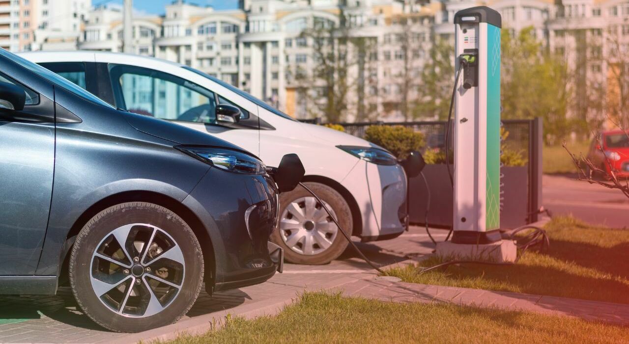 Auto elettriche in ricarica