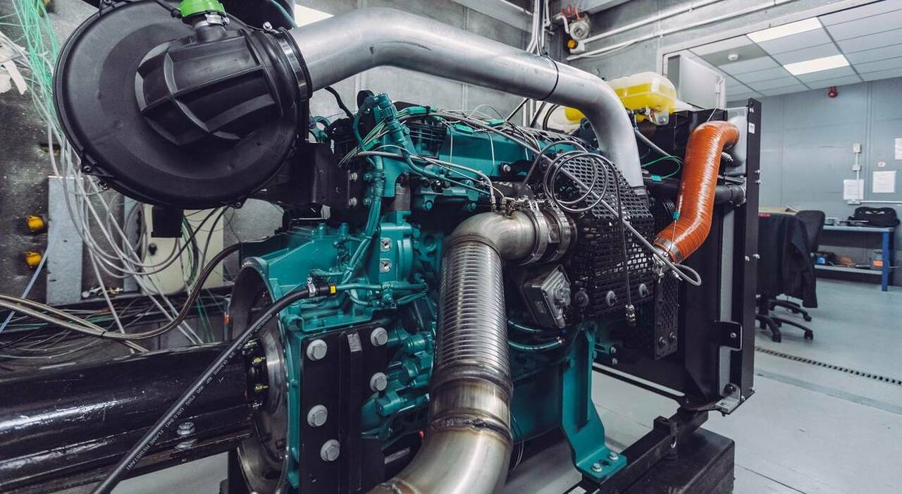 Un motore nautico pulito a doppia alimentazione, diesel più idrogeno al banco prova di Volvo Penta e CMB.TECH