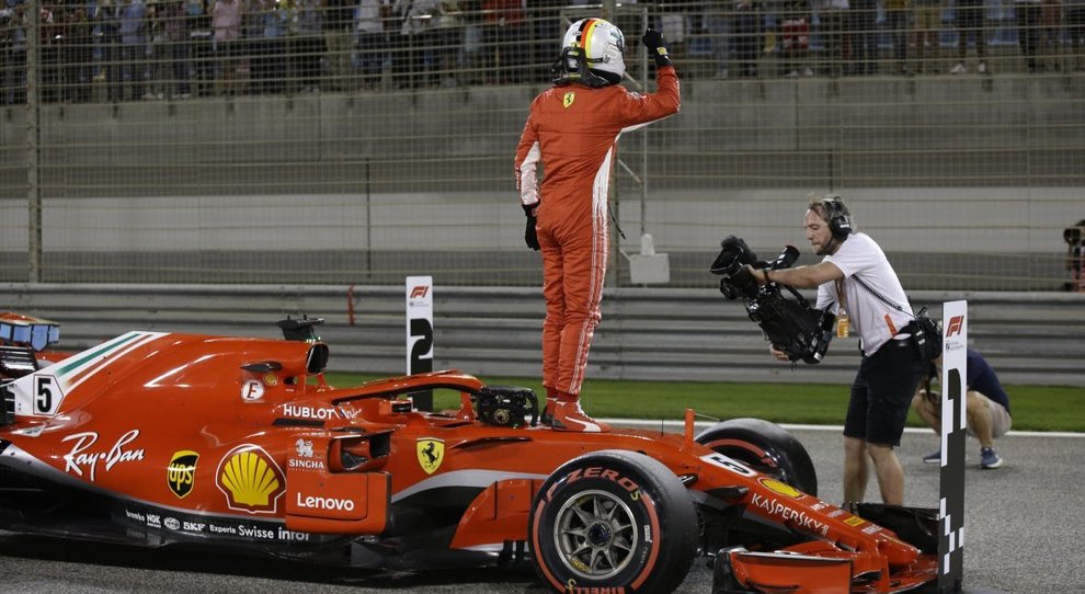 Sebastian Vettel esulta dopo la pole