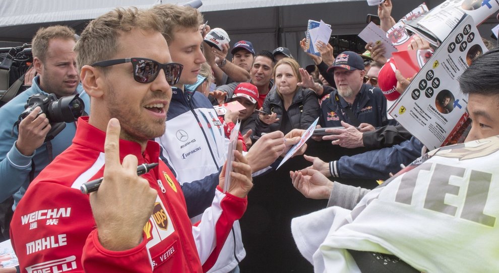 Sebastian Vettel mentre firma autografi in Canada