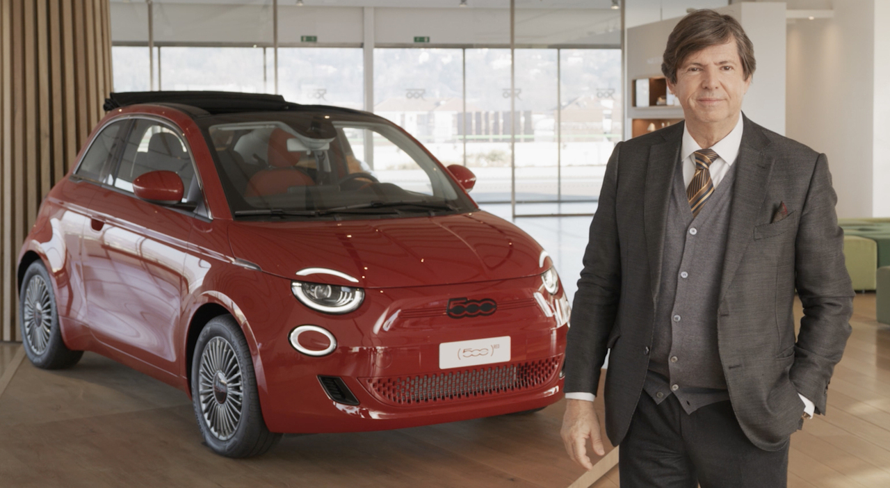 Olivier Francois, ceo del brand Fiat e cto globale di Stellantis insieme alla Nuova 500