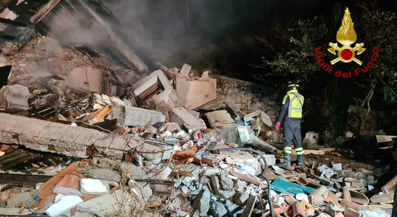 Esplosione a Lucca, distrutta una villetta nella notte: trovato il corpo del proprietario. Si cerca la moglie sotto le macerie