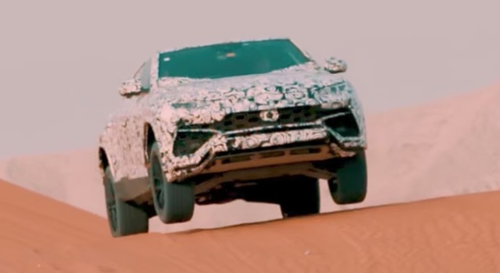La Lamborghini Urus nel deserto