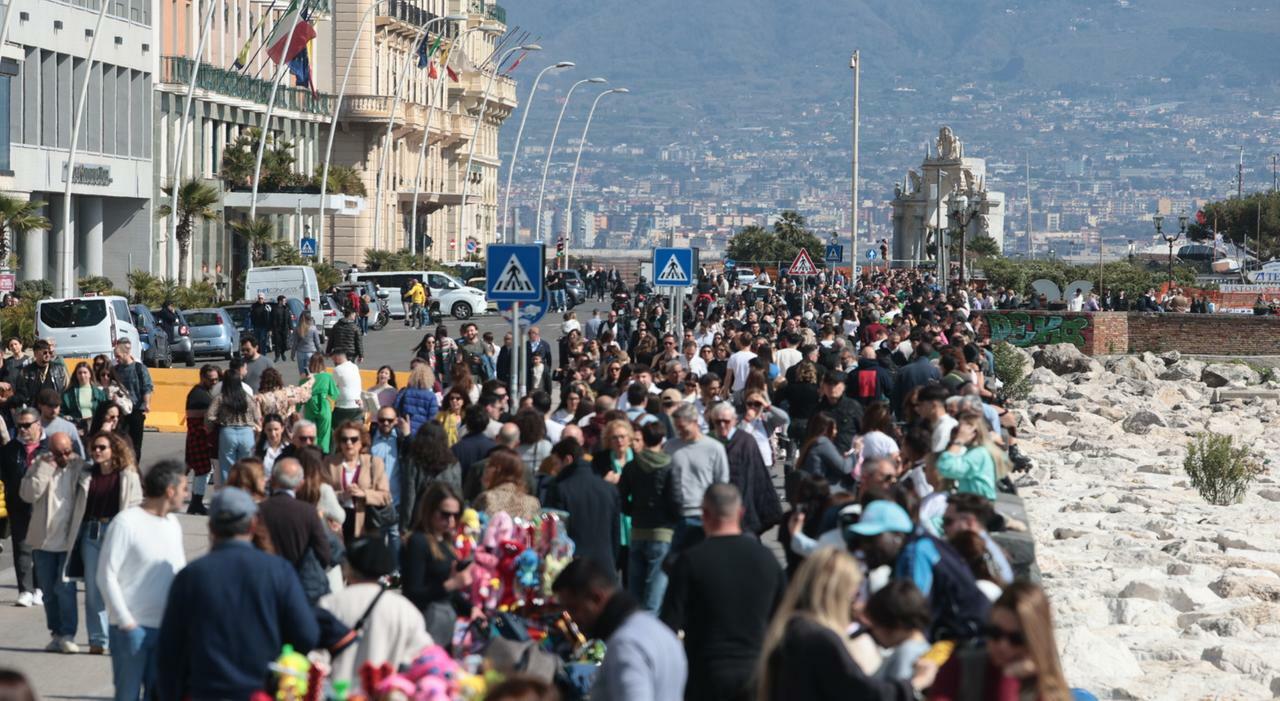 Turisti a Napoli, test di primavera: «Assalto al Lungomare»