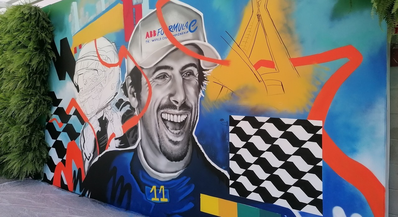Un murales del pilota brasiliano Lucas Di Grassi