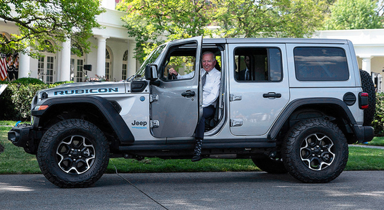 Il presidente Biden su una Jeep Wrangler 4xe