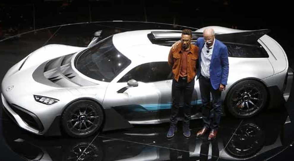 La Mercedes Amg Project One presentata a Francoforte da Lewis Hamilton e Dieter Zetsche, Ceo di Daimler