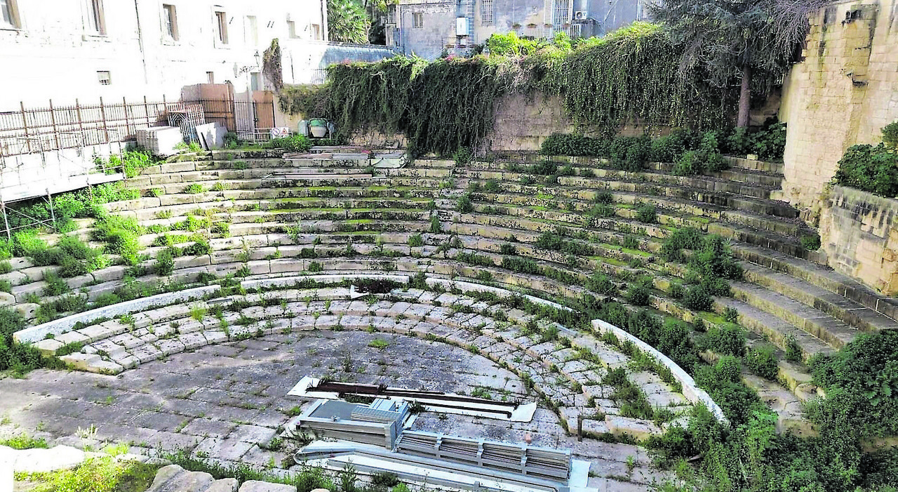 Lecce, il teatro romano "invisibile": chiuso e invaso dalle erbacce