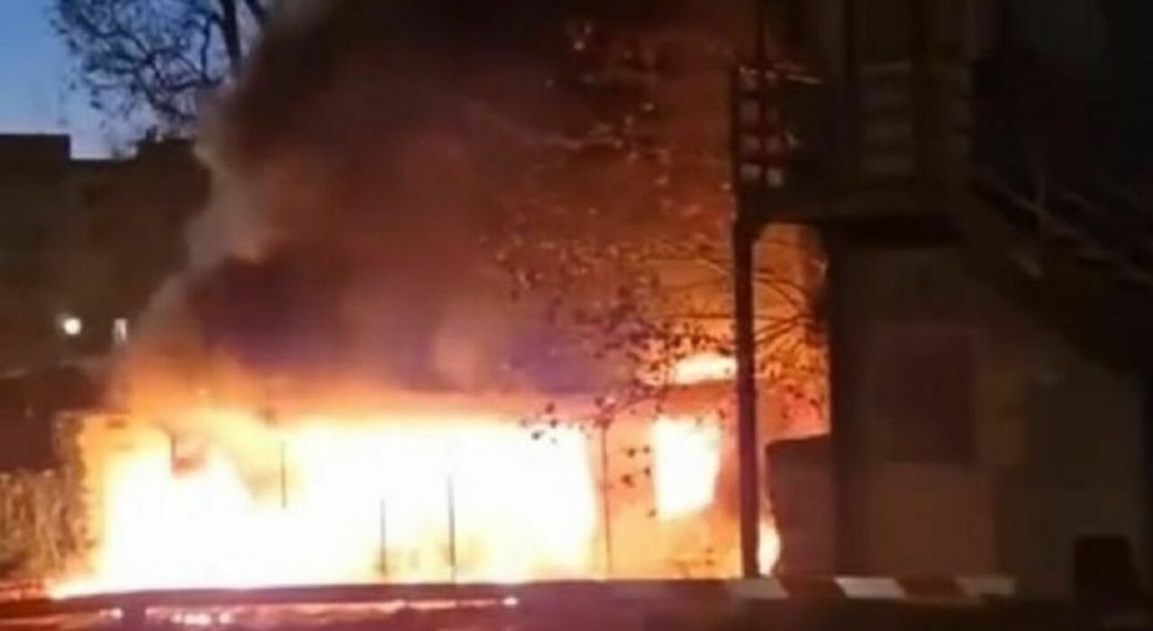 Metro A Roma, incendio a Villa Borghese: stazioni Spagna e Flaminio chiuse per fumo. Intossicato passeggero 16enne: ricoverato in codice rosso