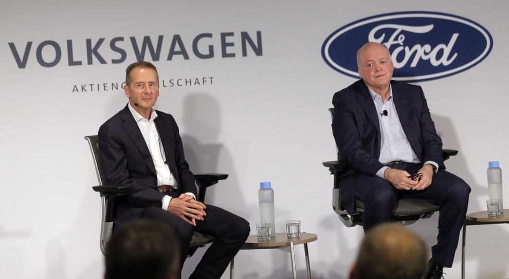 Da destra Jim Hackett ceo di Ford e Herbert Diess ceo del Volkswagen Group alla conferenza stampa di New York in cui annunciano l'alleanza