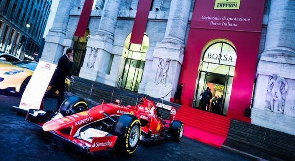 Una Ferrari F1 davanti alla Borsa di Milano