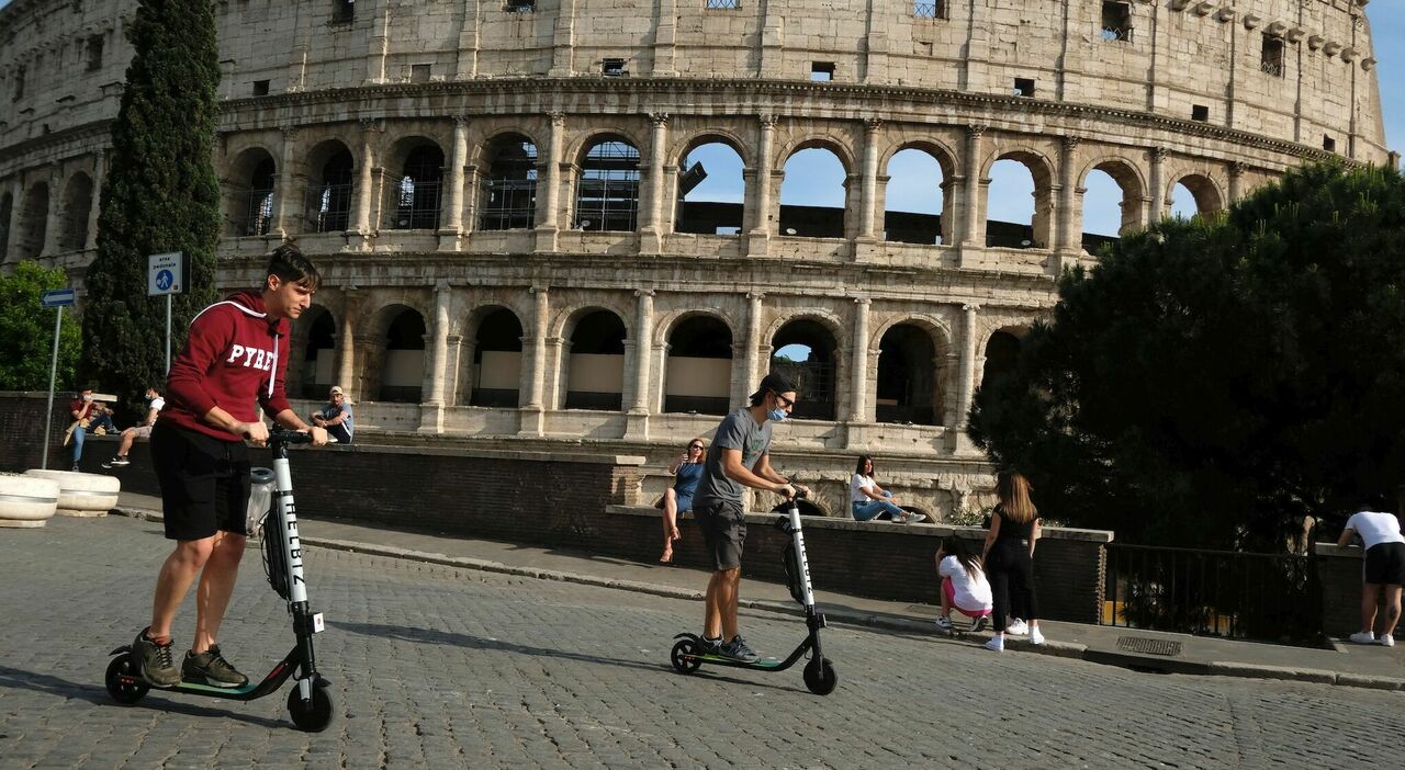 Monopattini all'ombra del Colosseo