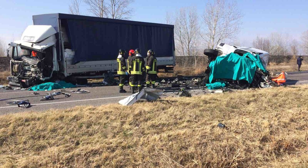 Scontro Frontale Tra Camion E Furgone Sulla Provinciale Morti Tutti I Passeggeri Foto