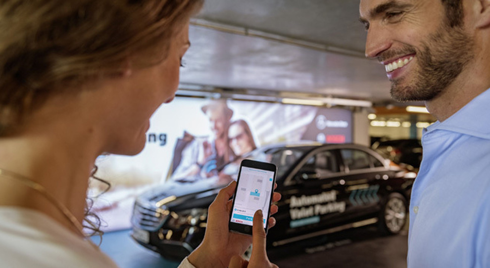 La dimostrazione del parcheggio autonomo di Bosch e Mercedes tramite smartphone
