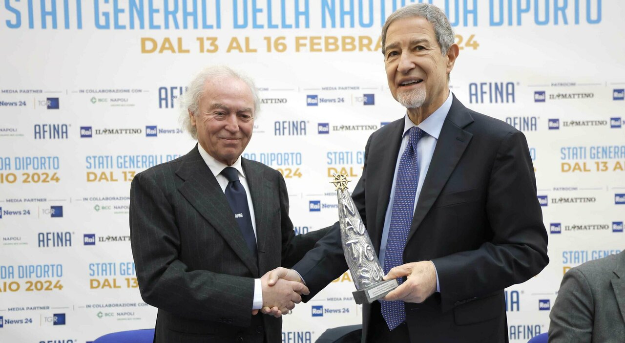 da sinistra Gennaro Amato, presidente Afina premia il ministro per le Politiche del Mare Nello Musumeci