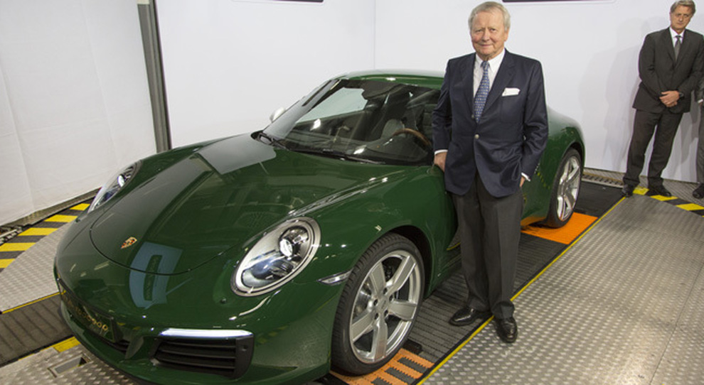 Wolfgang Porsche con il modello celebrativo