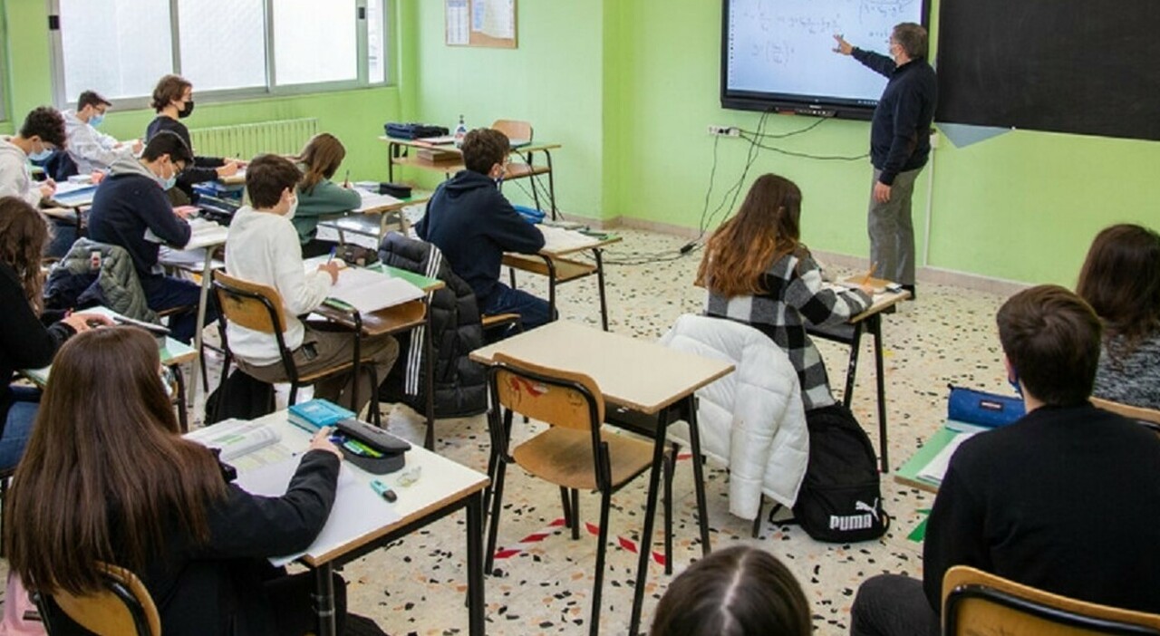 Ddl Valditara, studenti bocciati con il 5 in condotta e multe a chi aggredisce prof: come cambia la scuola