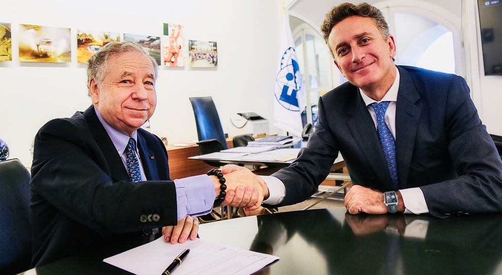 da sinistra il Presidente della FIA Jean Todt e il Fondatore e Presidente della Formula E Alejandro Agag mentre firmano l'accordo al quartier generale della FIA di Place de la Concorde, Parigi