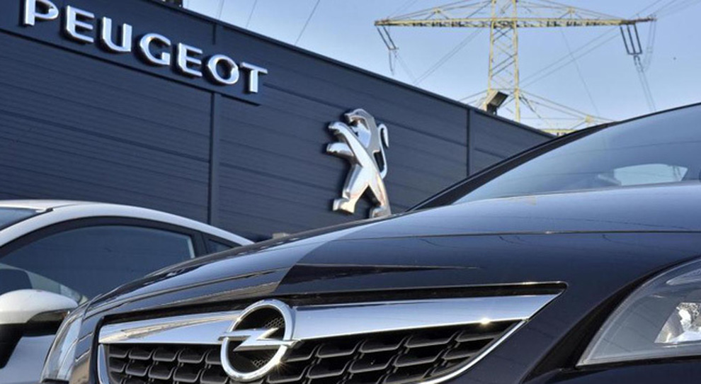 I loghi Peugeot e Opel