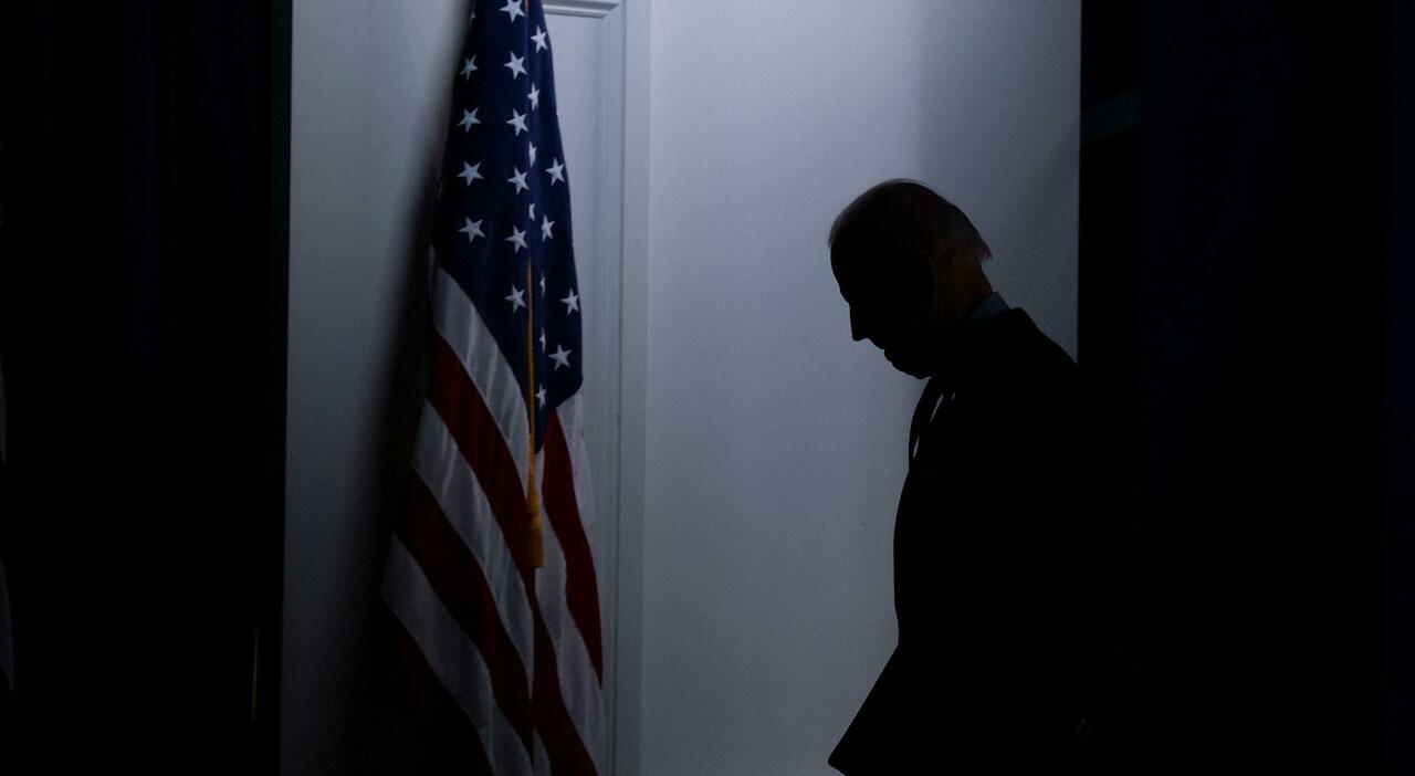 Biden, perché si è ritirato dalla corsa alla Casa Bianca? Gli ultimi mesi difficili, la sconfitta al dibattito con Trump e i problemi di salute: cosa è successo
