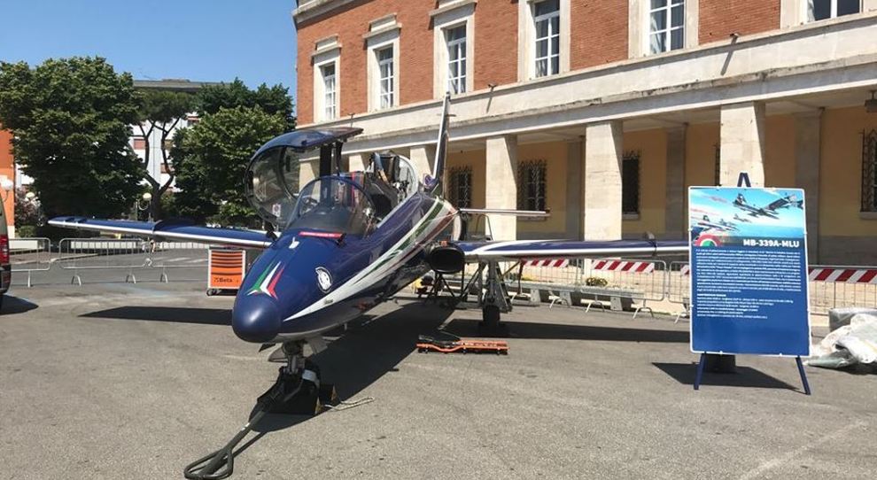 Un MB339 delle Frecce Tricolori atterra in piazza del Popolo