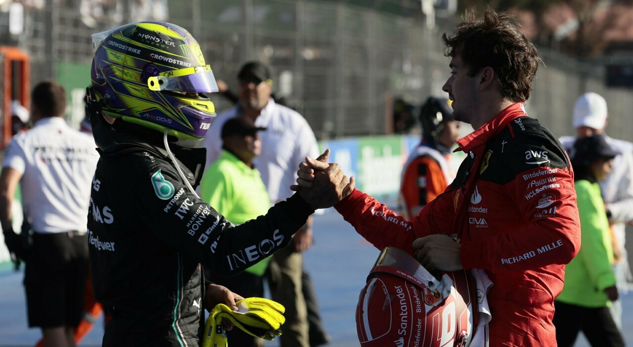 Leclerc saluta Hamilton dopo il gp