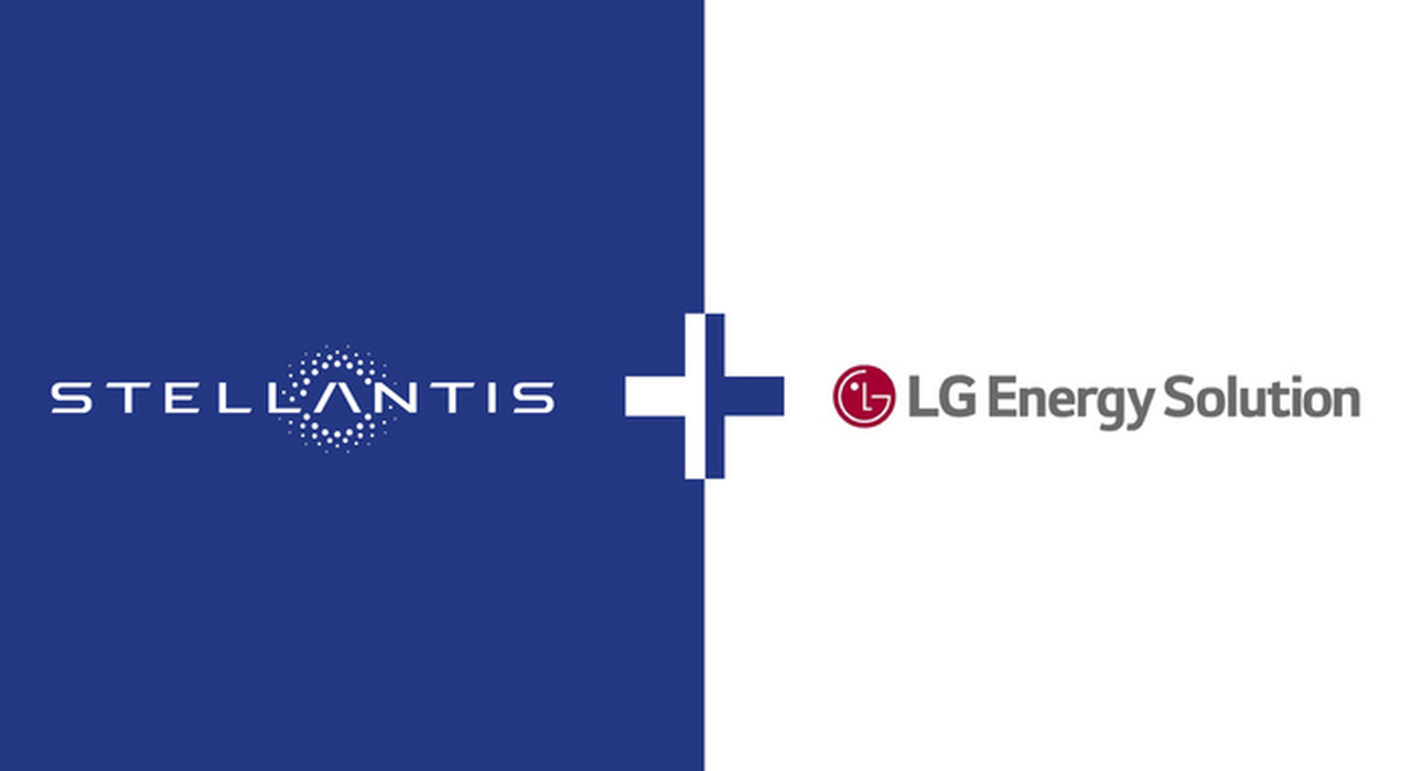 I loghi Stellantis ed LG Energy Solution