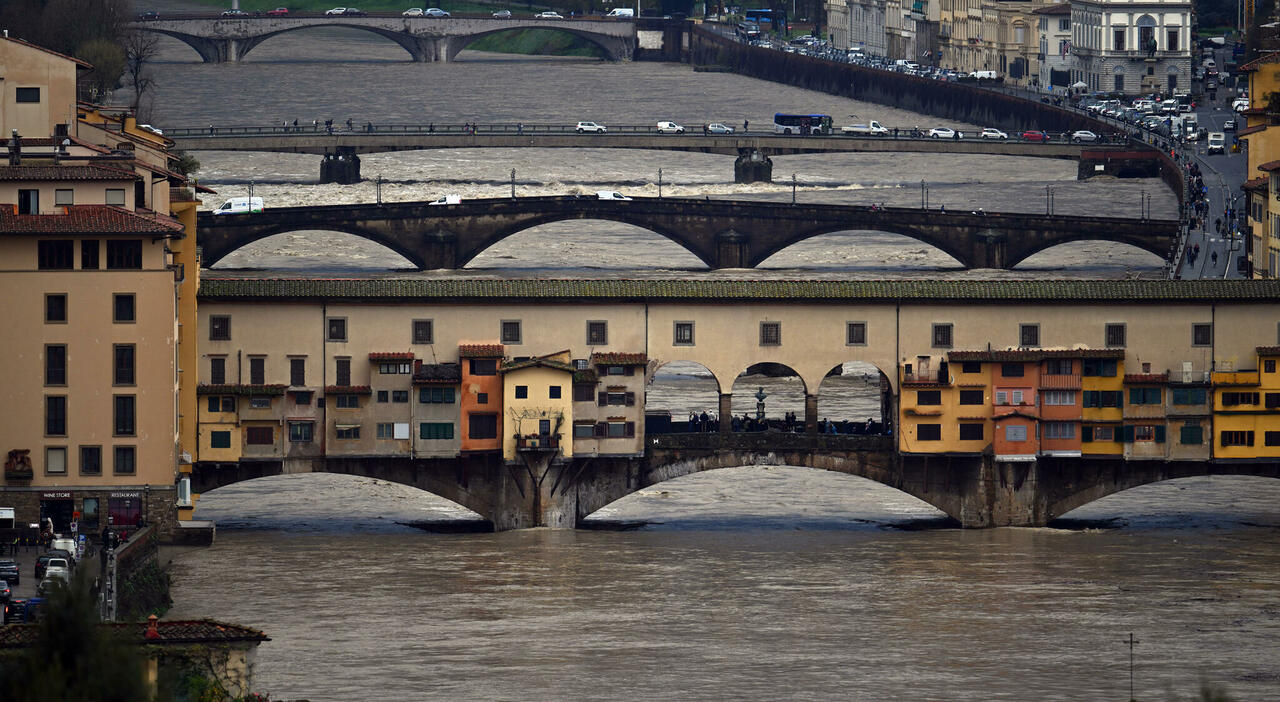 Maltempo, allerta rossa in Toscana in 4 province. Arno a rischio esondazione a Firenze e Pisa: «Evitare gli spostamenti»