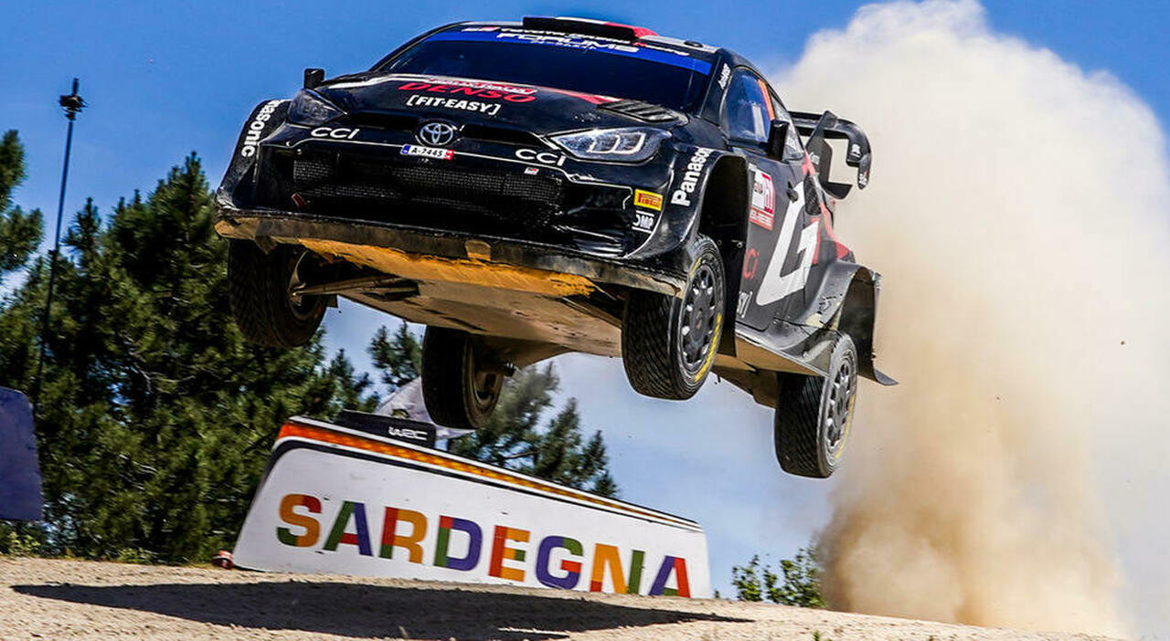 La Toyota Yaris di Ogier impegnata in un salto al Rally di Sardegna