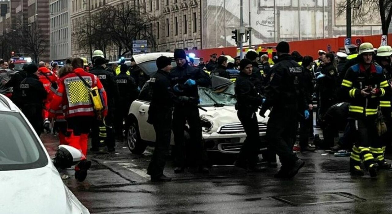 Monaco, auto investe folla durante manifestazione dei sindacati: un morto e almeno 15 feriti. Fermato un giovane alla guida