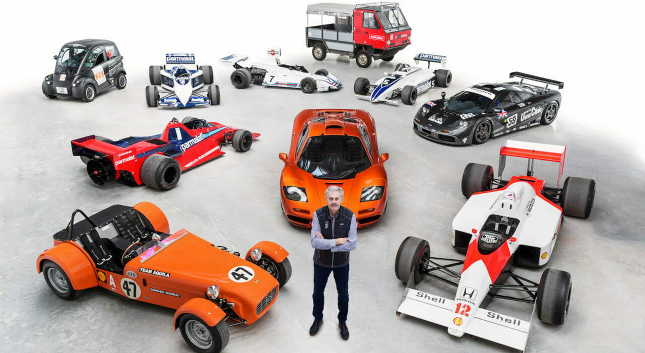 Gordon Murray in mezzo ad alcune delle sue creazioni