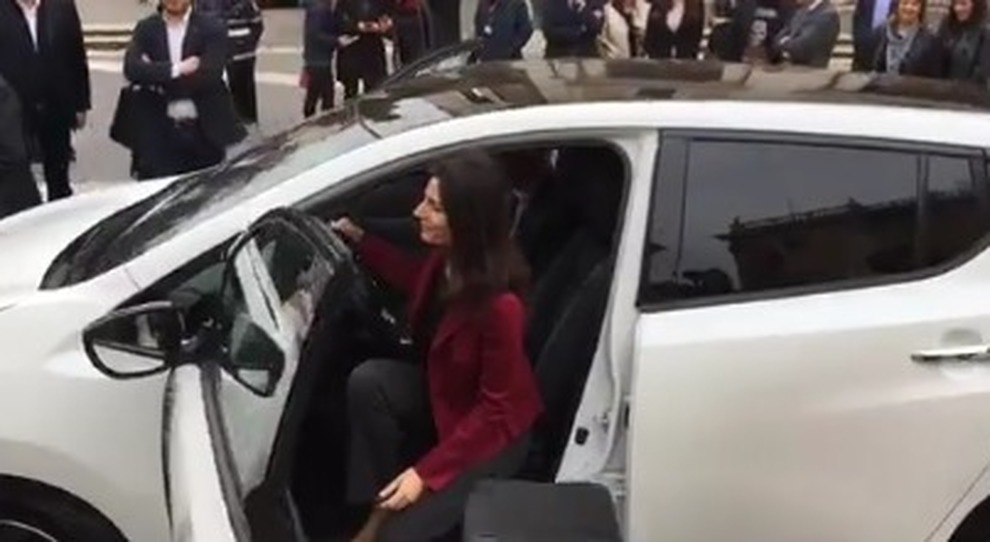 Nuovi mezzi in Campidoglio, Raggi si sposterà con auto elettrica: «Le chiavi dove si mettono?» Video