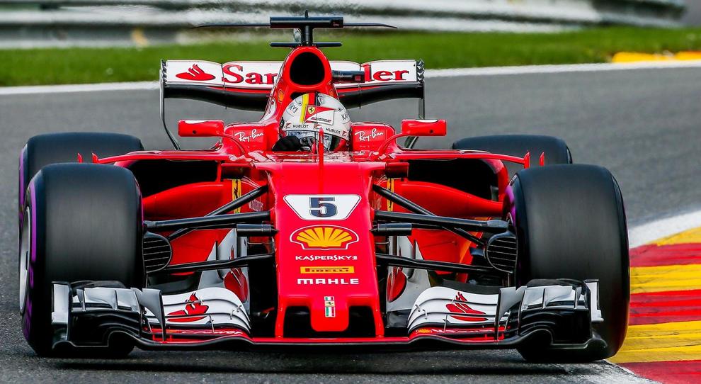 La Ferrari di Sebastian Vettel sulla mitica pista Spa
